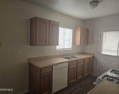 11646 Edward James Avenue - Photo Thumbnail 6