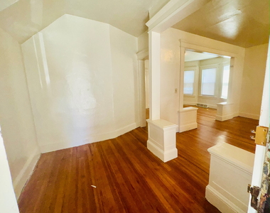 962 Howard Avenue - Photo Thumbnail 3