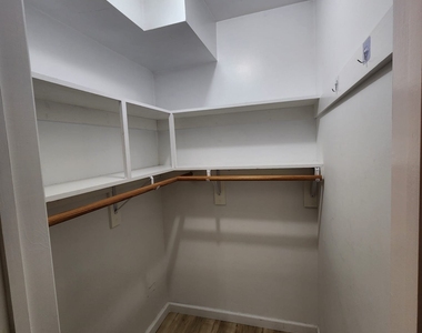 10 Manorwood Drive - Photo Thumbnail 12