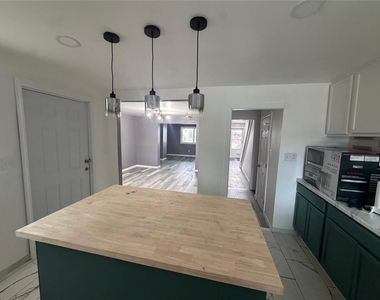 1385 5th Ave - Photo Thumbnail 3
