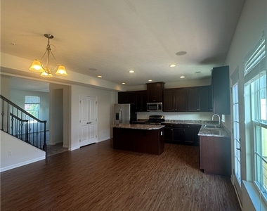 1906 Pointe View Drive - Photo Thumbnail 6