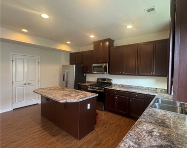 1906 Pointe View Drive - Photo Thumbnail 2