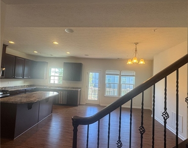 1906 Pointe View Drive - Photo Thumbnail 4