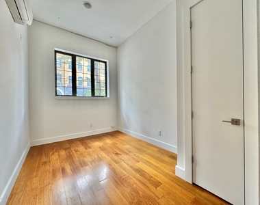 228 Kingsland Avenue - Photo Thumbnail 1