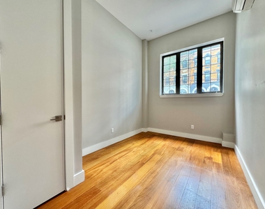 228 Kingsland Avenue - Photo Thumbnail 2