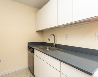 924 Metropolitan Ave - Photo Thumbnail 14