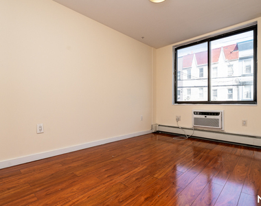 924 Metropolitan Ave - Photo Thumbnail 2