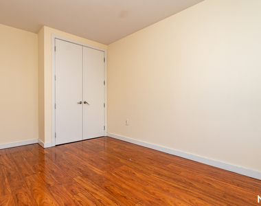 924 Metropolitan Ave - Photo Thumbnail 4