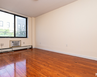 924 Metropolitan Ave - Photo Thumbnail 3