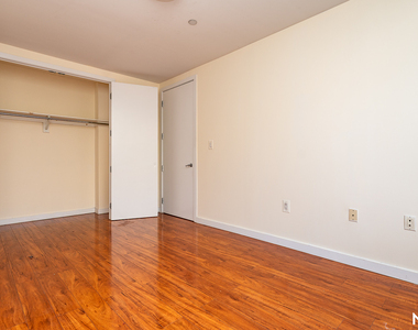 924 Metropolitan Ave - Photo Thumbnail 7