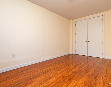 924 Metropolitan Ave - Photo Thumbnail 6