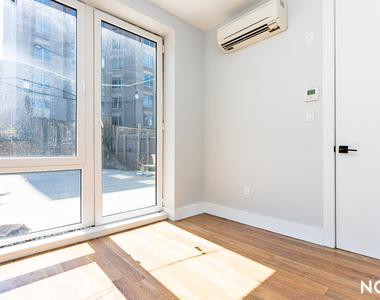 916 Bergen St - Photo Thumbnail 14