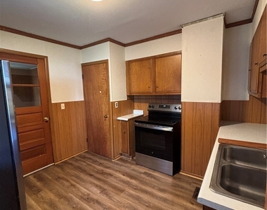 230 N Indiana Avenue - Photo Thumbnail 4