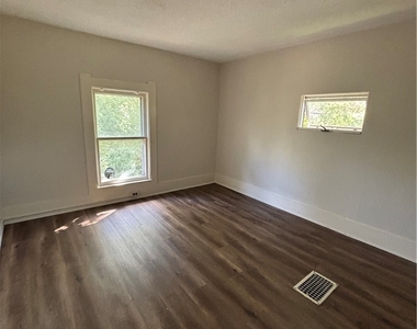 230 N Indiana Avenue - Photo Thumbnail 5