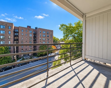 525-527 Riverdale Avenue - Photo Thumbnail 3