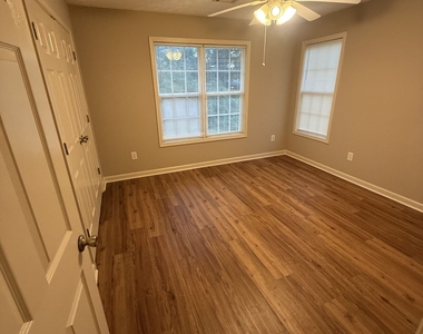 47b Ensign Road - Photo Thumbnail 4