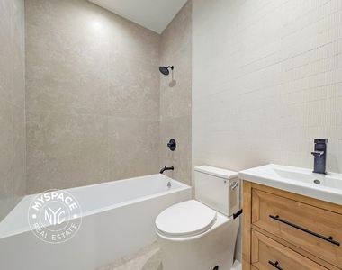 323 Eckford Street - Photo Thumbnail 12