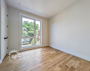 323 Eckford Street - Photo Thumbnail 8