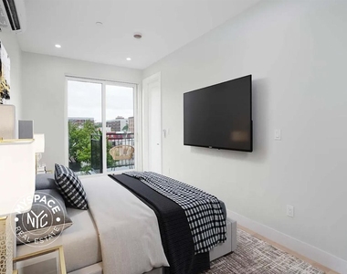 92 Manhattan Avenue - Photo Thumbnail 2