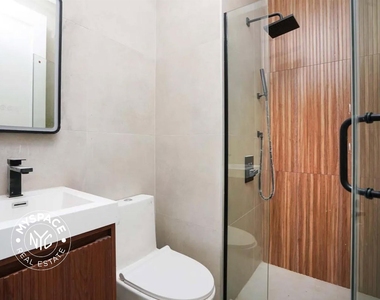 92 Manhattan Avenue - Photo Thumbnail 7
