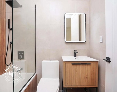 92 Manhattan Avenue - Photo Thumbnail 5