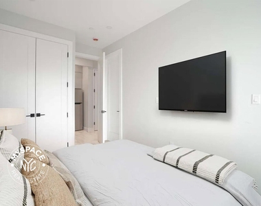 92 Manhattan Avenue - Photo Thumbnail 3