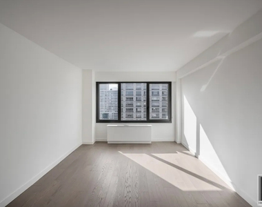 East 72nd Street - Photo Thumbnail 5