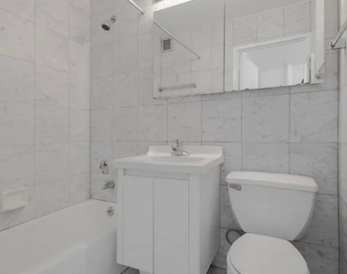 E 52nd St - Photo Thumbnail 3