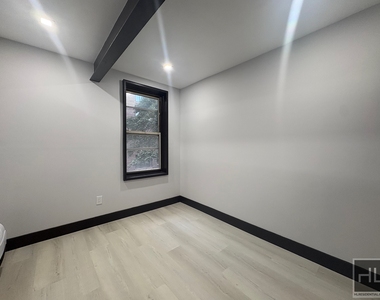 East 58 Street - Photo Thumbnail 5