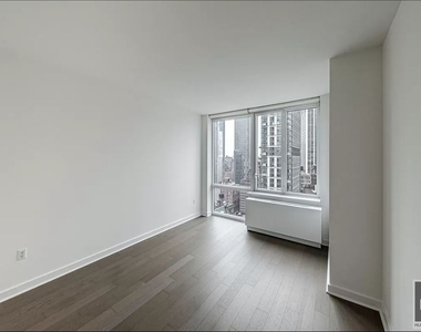 Fifth Avenue - Photo Thumbnail 6