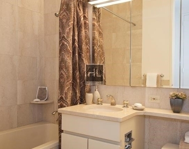 East 79th Street - Photo Thumbnail 3