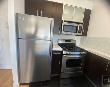West 37th Street - Photo Thumbnail 2