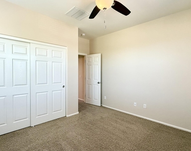 1095 E Rojo Way - Photo Thumbnail 8