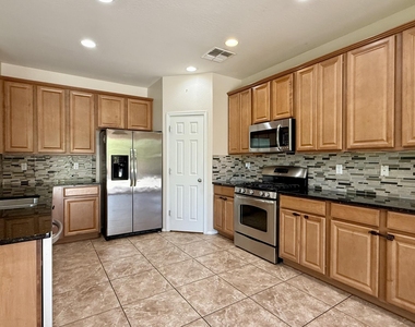1095 E Rojo Way - Photo Thumbnail 4