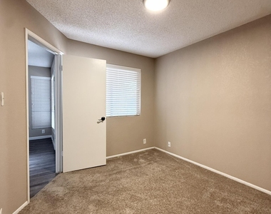 501 W Tonopah Drive - Photo Thumbnail 2