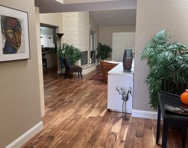 10460 N 104th Place - Photo Thumbnail 3