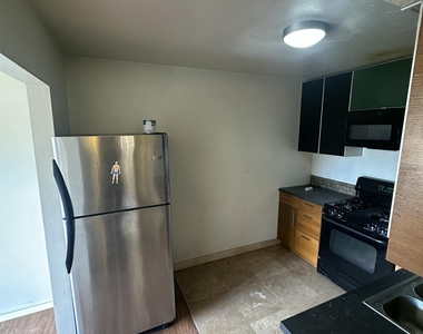 828 W 2nd Street - Photo Thumbnail 5