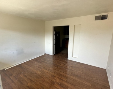 828 W 2nd Street - Photo Thumbnail 2