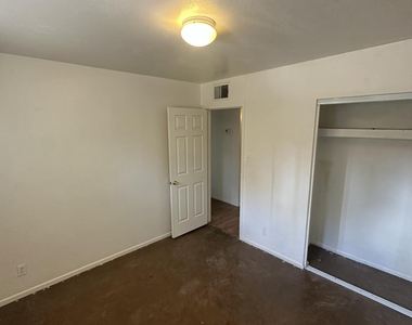 828 W 2nd Street - Photo Thumbnail 12