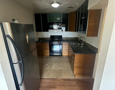 828 W 2nd Street - Photo Thumbnail 4