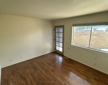 828 W 2nd Street - Photo Thumbnail 3