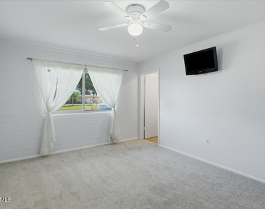 10916 W Peoria Avenue - Photo Thumbnail 15