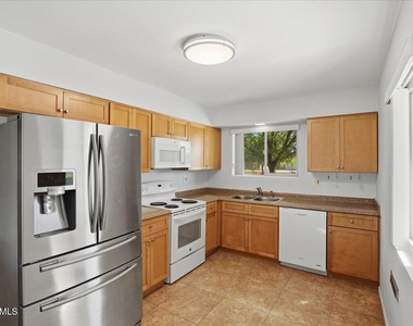 10916 W Peoria Avenue - Photo Thumbnail 4