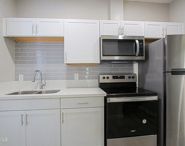 6812 N 23rd Avenue - Photo Thumbnail 4