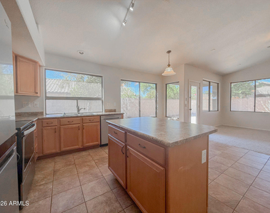 43676 W Wade Drive - Photo Thumbnail 7