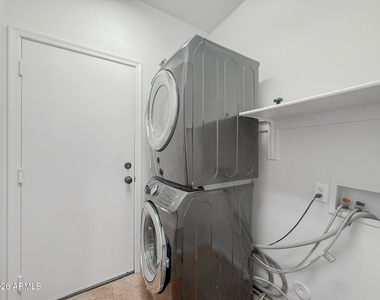 43676 W Wade Drive - Photo Thumbnail 13