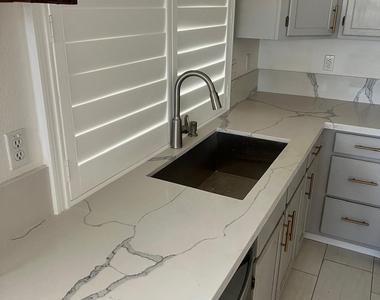 1218 W Myrna Lane - Photo Thumbnail 13
