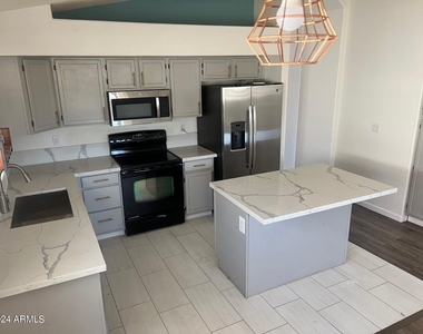 1218 W Myrna Lane - Photo Thumbnail 2