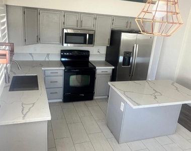 1218 W Myrna Lane - Photo Thumbnail 4