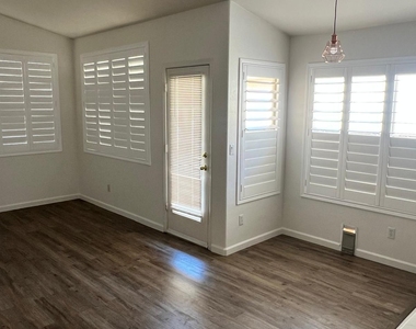 1218 W Myrna Lane - Photo Thumbnail 6